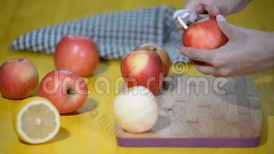 削苹果。 手切削皮苹果.. 加工鲜苹果的切皮.. 烘焙苹果蛋糕的配料。 健康食品