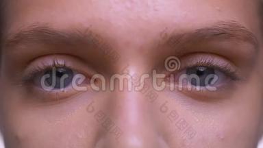 高加索人漂亮女孩的专注特写蓝眼睛，看起来挺直，皮肤纯净健康