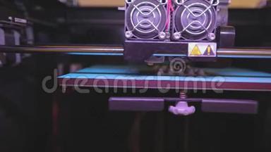 工作流3D打印机，在3D打印机上创建部件的过程。 3D打印机工作特写