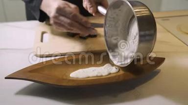 手把寿司放在盘子里。 有寿司卷的长盘子。 日本厨师给师傅上课..