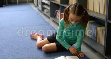 关注高加索女学生在4k学校图书馆看书的正面视角