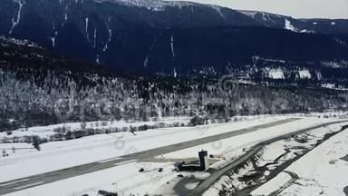 山腰机场，有一条<strong>跑道</strong>，周围有很多雪，空中拍摄4k