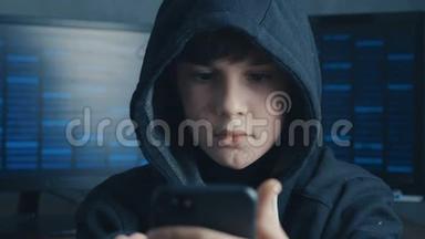 年轻的蒙面黑客小子用智能手机劫持。 天才少年神奇黑客系统在网络空间。