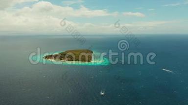 公海上的热带岛屿。 菲律宾苏米隆岛