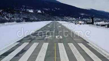 从角度看，飞机正在起飞雪山机场<strong>跑道</strong>，4k