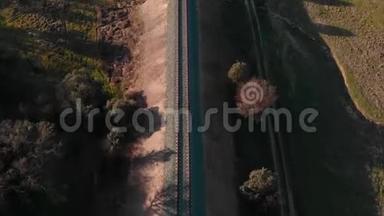 火车轨道的鸟瞰图。 飞过树林。 卡扎拉·德拉谢拉。