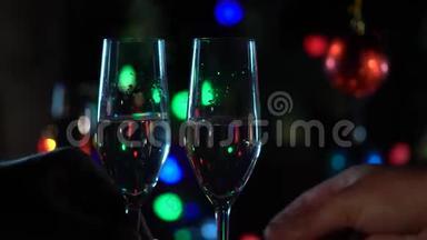 两杯香槟庆祝新年. 关门