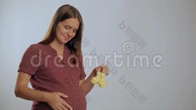 孕妇肚子里未出生婴儿的小鞋子