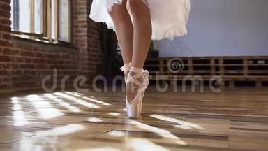 芭蕾舞鞋中芭蕾舞演员优美的双脚特写，在芭蕾课木地板上跳芭蕾元素。 舞蹈