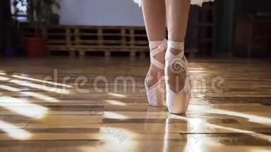 芭蕾<strong>舞鞋</strong>中芭蕾舞演员优美的双脚特写，在芭蕾课木地板上跳芭蕾元素。 舞蹈