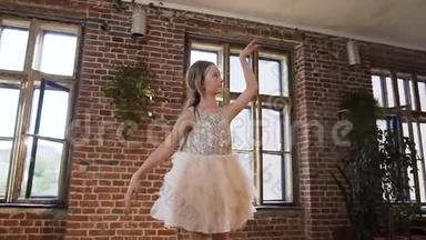 优雅美丽的女孩舞者穿着芭蕾舞裙在阁楼设计工作室表演古典芭蕾元素。 经典经典经典