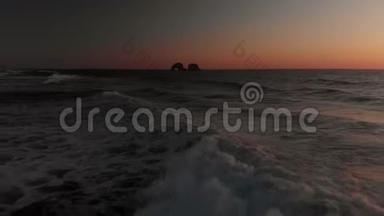 日落时分，在俄勒冈州海岸线上的一个长滩上，海浪撞击的空中镜头。