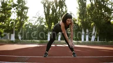 瘦<strong>运动</strong>员在黑腿上表演斜坡。 加强<strong>臀</strong>部和腿部肌肉的<strong>运动</strong>