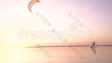 湖上黎明，一个人驾驶一只训练风筝，蹦蹦跳跳地飞向空中.. 慢动作