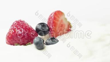 新鲜健康食品。 蓝莓落在酸奶和<strong>鲜奶</strong>油与草莓。 鲜果加<strong>鲜奶</strong>油。
