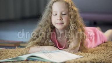 聪明的女孩翻书页，阅读有趣的文学作品，教育