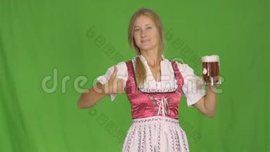 啤酒节。 穿着巴伐利亚民族服装的女孩拿着一杯啤酒，微笑着展示它，展示课堂，绿色