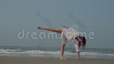 年轻女子在<strong>海边</strong>练习<strong>瑜伽</strong>。 健身，运动，<strong>瑜伽</strong>和健康的生活方式。 4K