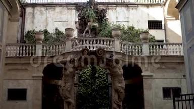 拱门，雕塑古建筑.. 行动。 由雕像构成的拱门通向花园。 古代欧洲