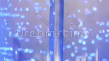 蓝色背景抽象气泡在水中。 媒体。 蓝色背景下的水中的氧气泡，如生态学概念