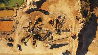 4K. <strong>重型机械</strong>作业过程中大型采砂场的鸟瞰图：分选输送机、推土机、挖掘机、卡车