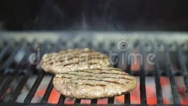 大肥多汁的汉堡肉夹菜在烤架、热和烟上准备就绪