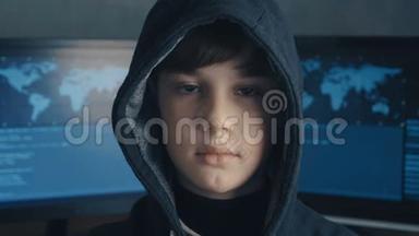 一个天才男孩<strong>黑客</strong>天才的肖像在引擎盖的背景显示器与程序代码。 年轻的<strong>黑客</strong>