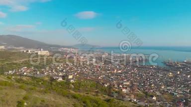 Novorossiysk市海湾的4K镜头。 摄像机从山上飞越Novorossiysk市。 的看法