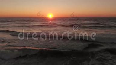 日落时分，在俄勒冈州海岸线上的一个长滩上，海浪撞<strong>击</strong>的<strong>空</strong>中镜头。