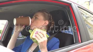 不开心的<strong>女</strong>人坐在车里吃午饭。 她吃三明治喝咖啡。 <strong>女</strong>孩也用汽车<strong>喇叭</strong>。 她在交通方面