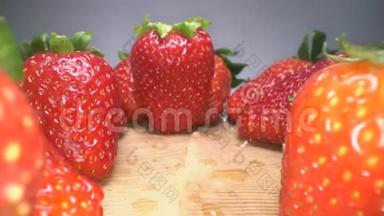 多利的红色多汁草莓在木制背景上。 甜收获草莓背景，健康食品生活方式