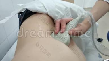 超声扫描仪设备在一位专业医生手中检查他的病人做腹部超声扫描声像图