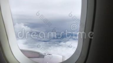 透过飞机窗户观看蓝天和云彩，用飞机机翼关闭飞机窗户