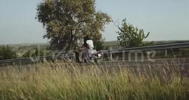 从一片长满青草和杂草的田野上看，你所看到的只是一对夫妇，他们平稳地骑着摩托车，<strong>一切</strong>都是爱