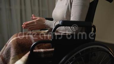 残疾妇女在家中坐<strong>轮椅</strong>为<strong>老年</strong>人服务，慈善基金会