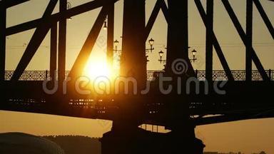 布达佩斯市中心和日出桥的低角度景观