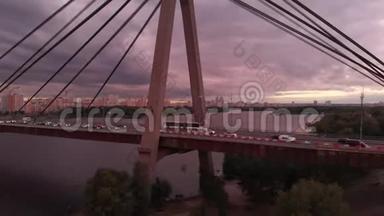 在<strong>印象派</strong>日落时分，有三角鹰在德尼普罗上空的高桥