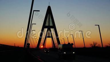 太阳升起，而早上的交通高峰在桥上