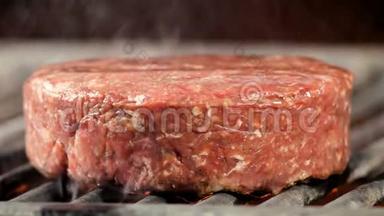 一个双生肉切块放在一个加热的烤架上，侧面观看一个大的肉切块，里面有<strong>牛肉</strong>或小<strong>牛肉</strong>