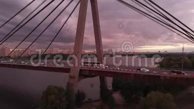 在超现实主义的日落时分，戴尼普罗河上有金属鹰架的高大桥梁