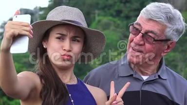 西班牙裔祖父和孙女Selfie