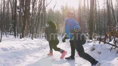 年轻人和女人在冬天的早晨公园做运动。 热身运动