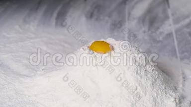 蛋黄<strong>落入</strong>面粉中.. 面粉尘飞向两边。 准备面团烘焙的概念
