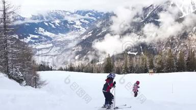 青少年穿着滑雪板下山。 山区家庭假日，冬季运动，滑雪，美丽的山