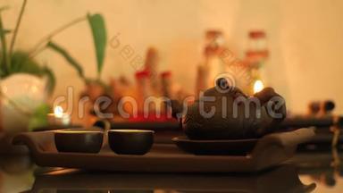 传统茶道用木制托盘上的中国<strong>茶壶</strong>和杯子。 日本传统火锅<strong>烧</strong>火仪式