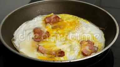 快关门。 快关门。 两个鸡蛋在热煎锅里和培根一起煎。 早餐和厨房概念..