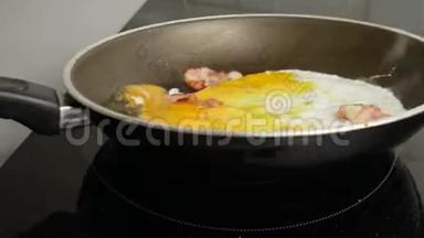 快关门。 快关门。 两个鸡蛋在热煎锅里和培根一起煎。 早餐和厨房概念..