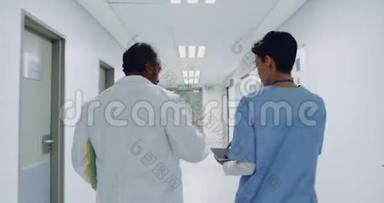 两名医生在医院走廊散步，交谈4k