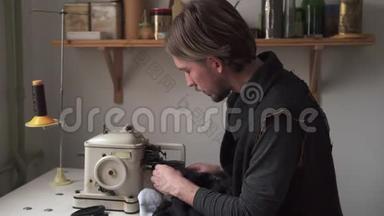 青年裁缝皮衣机缝制皮衣