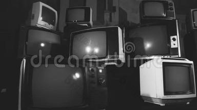 复古电视在许多电视中间打开绿色屏幕。 美学的80年代黑白色调。
